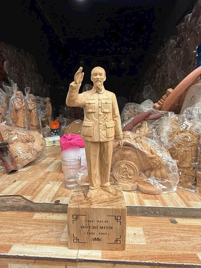 Tượng Bác Hồ đứng chào 01