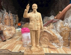 Tượng Bác Hồ đứng chào 01