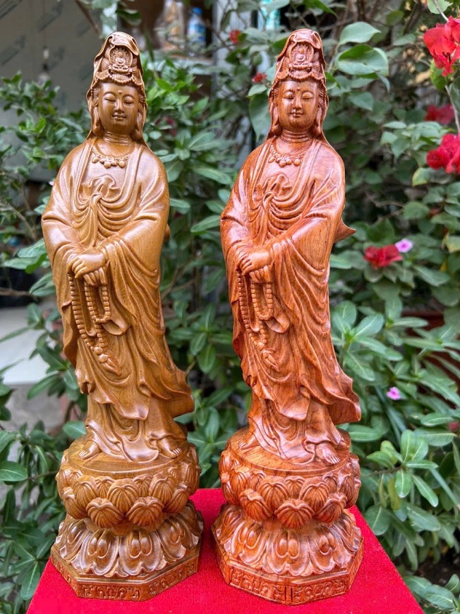 Tượng Phật Bà Quan âm cầm xâu chuỗi